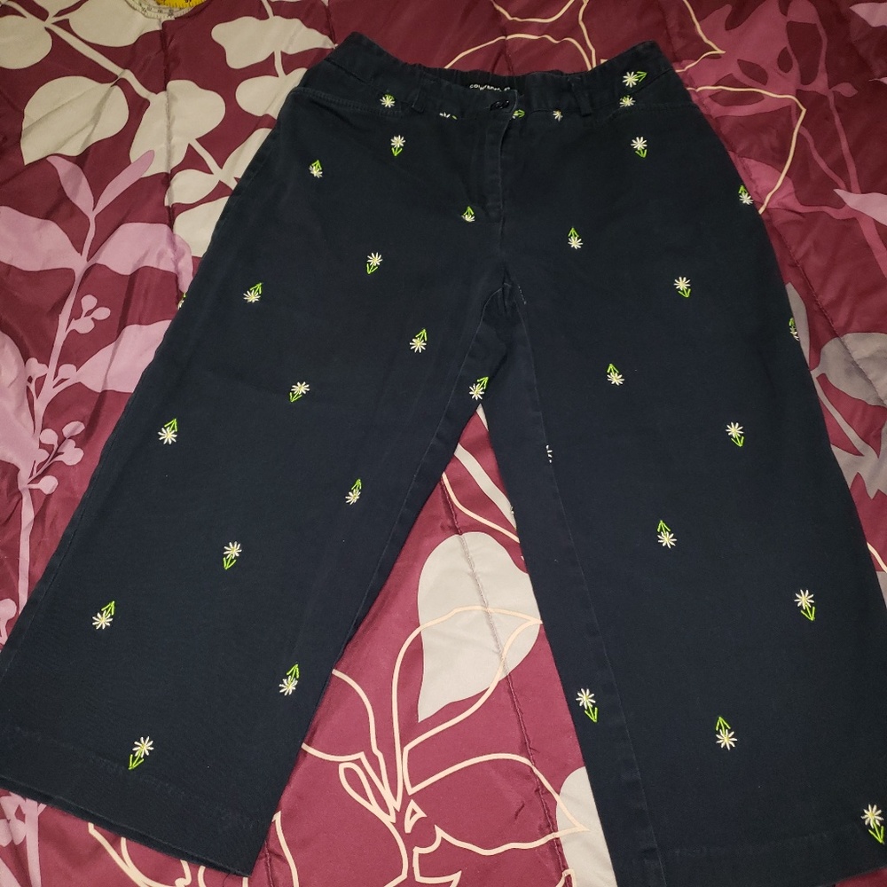 Counterpart Black Jeans with daisy flowers Capris‎